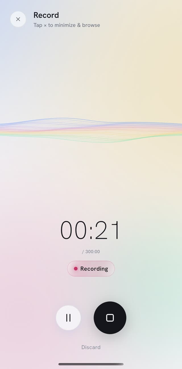 Optageskærmen i iPhone-appen under en optagelse: timeren på 00:21, en markering af, at der optages, og knapper til at sætte på pause og stoppe.